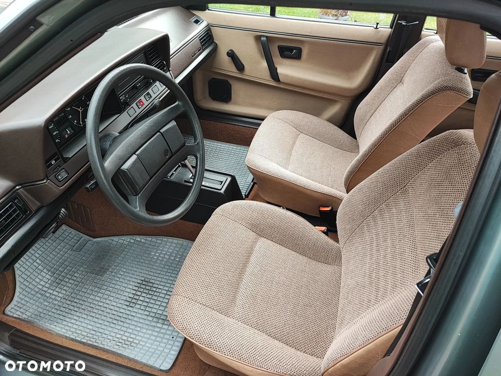 Volkswagen Passat 1.6 C - 26