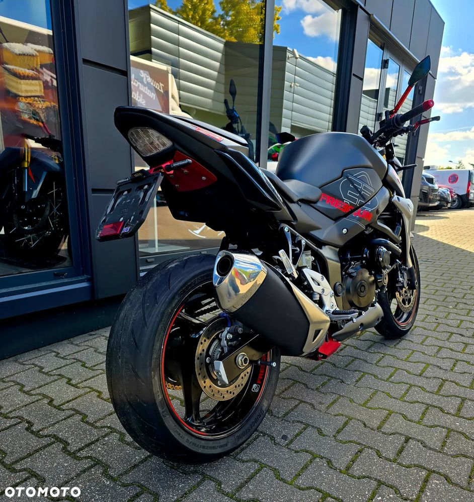 Suzuki GSR - 14
