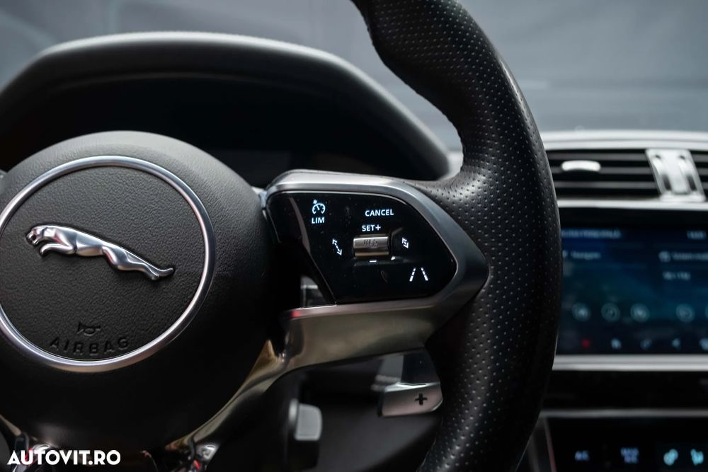 Jaguar XE 2.0 AWD Portfolio - 18