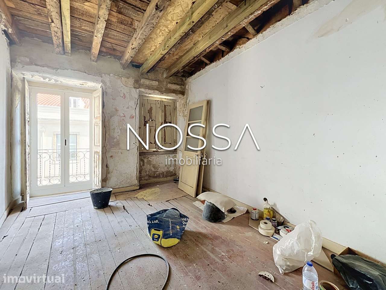 T2 com Logradouro para Reabilitação | 82 m² | Rua do Mirante - Grande imagem: 3/30