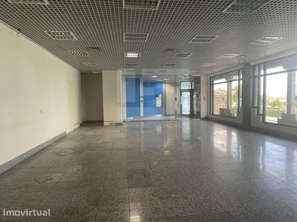 Prédio urbano, destinado a comércio e serviços, em Aguiar da Beira. - Grande imagem: 3/13