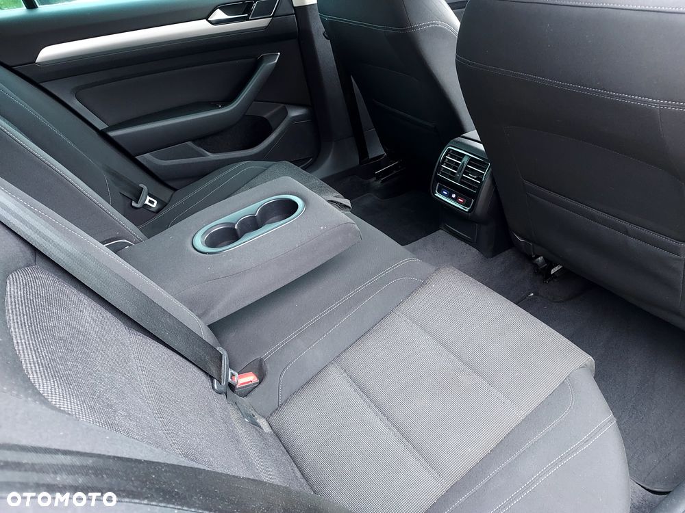 Volkswagen Passat - 11