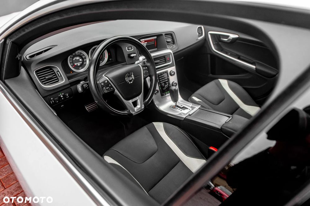 Volvo V60 D5 AWD Geartronic R-Design - 17
