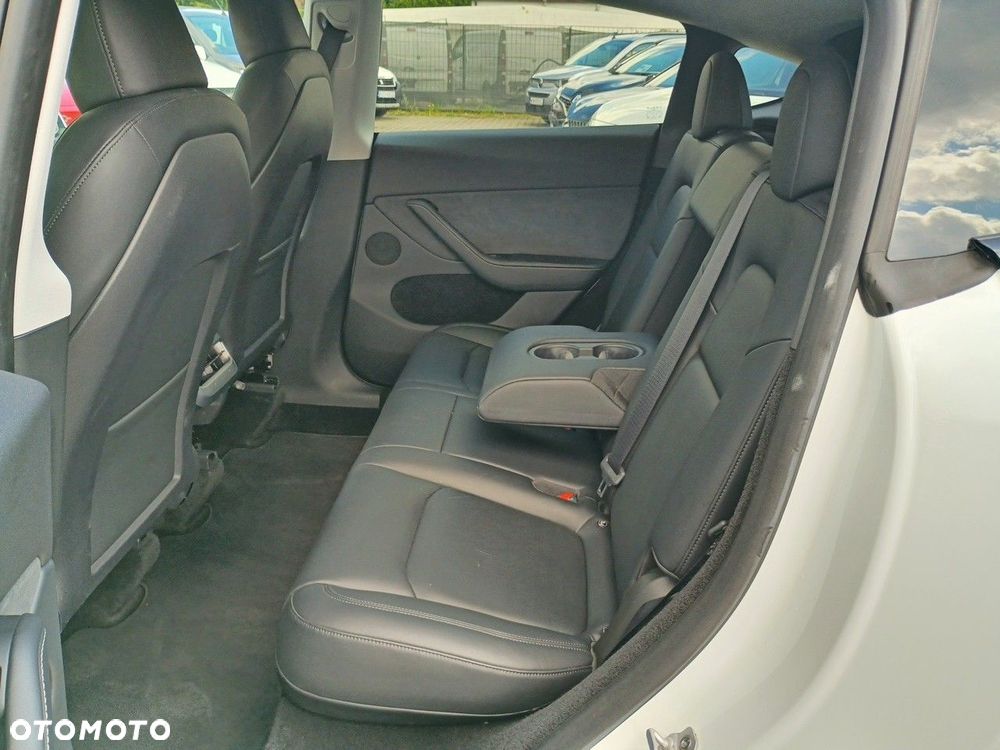 Tesla Model Y Long Range AWD - 11