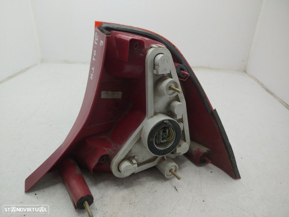 Farolim Stop Esq Ford Focus Três Volumes (Dfw) - 4