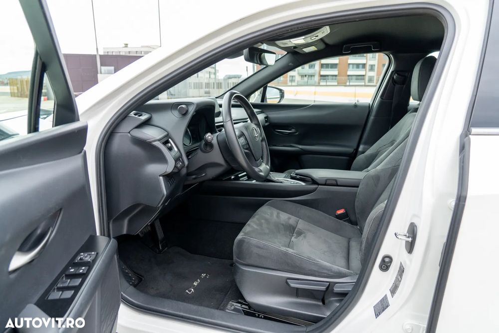 Lexus UX 250h Business Edition - 11