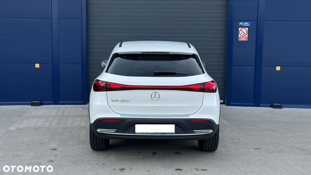Mercedes-Benz EQA - 8