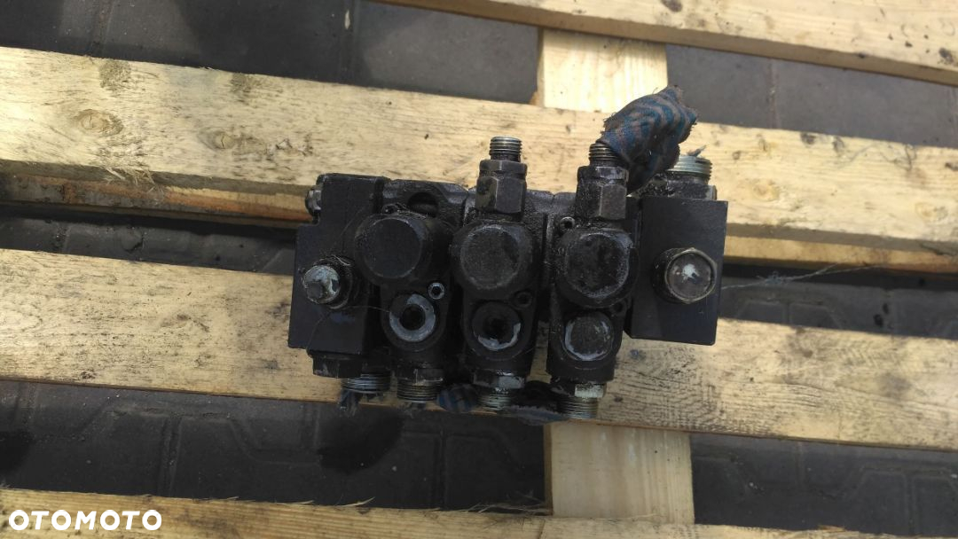 Rozdzielacz 3 sekcyjny Nordhydraulic Kramer 320 318 - 4