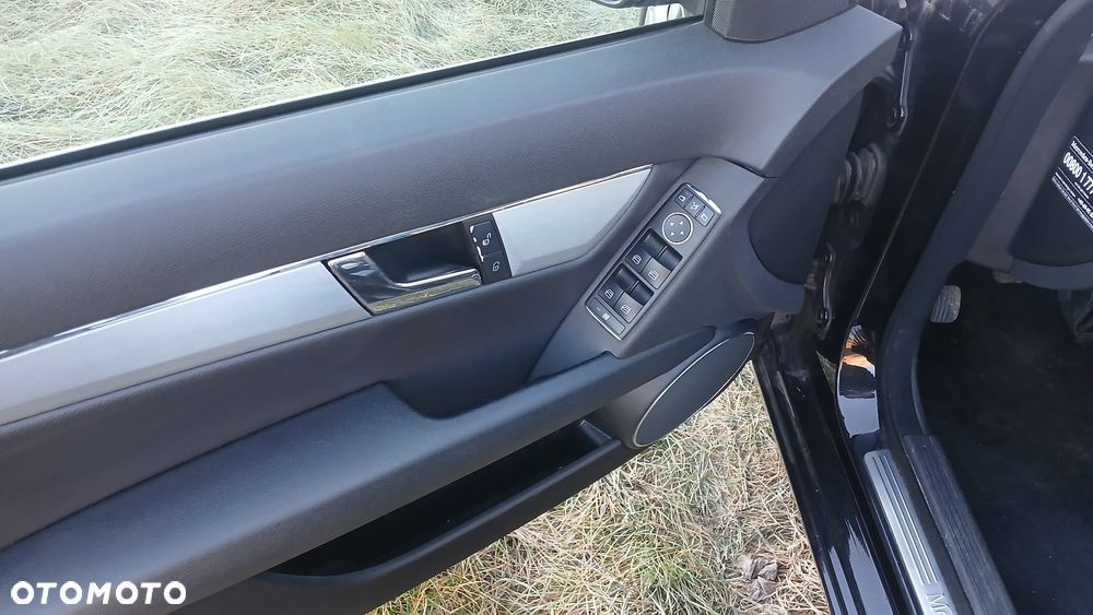 Mercedes-Benz Klasa C 220 CDI DPF BlueEFFICIENCY Avantgarde Edition - 9