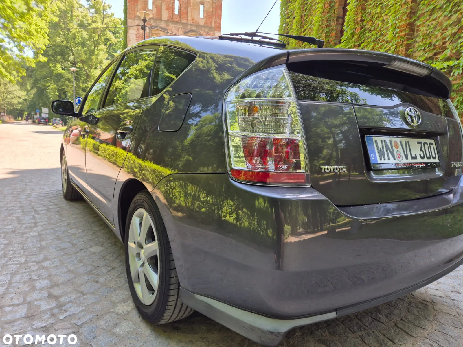 Toyota Prius (Hybrid) Executive - 13