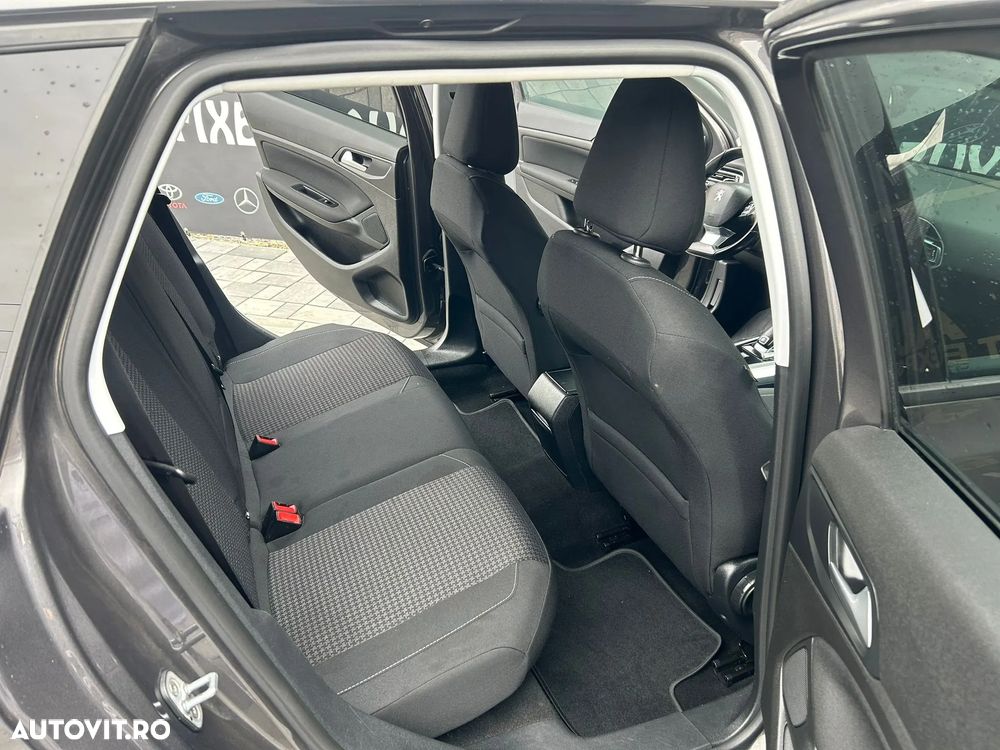 Peugeot 308 - 8