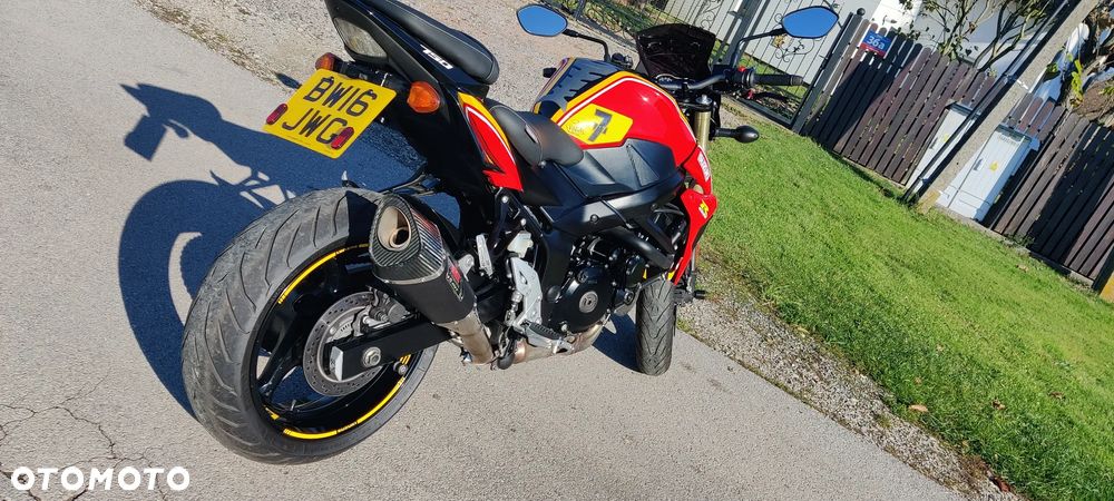 Suzuki GSR - 8
