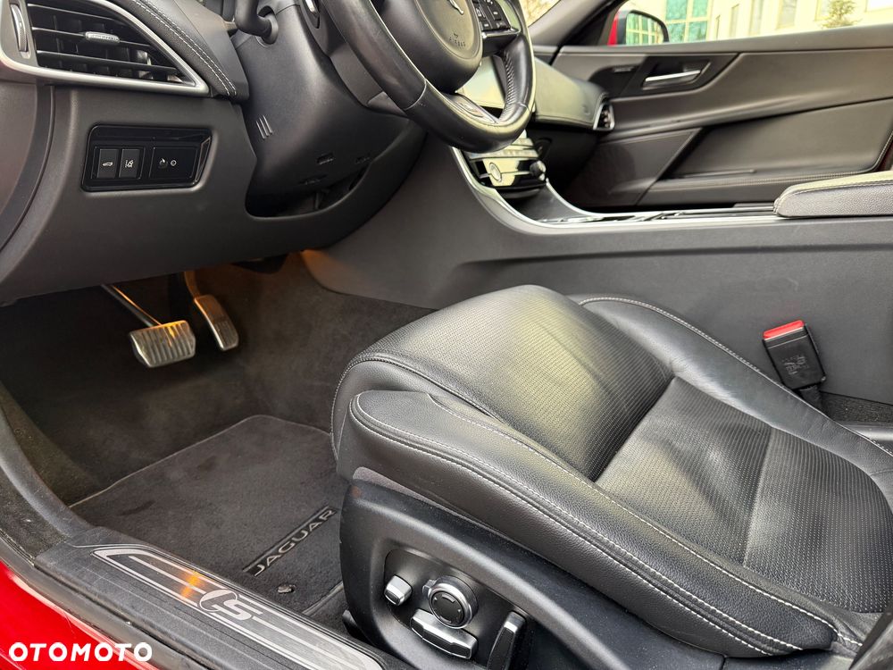 Jaguar XE S - 18