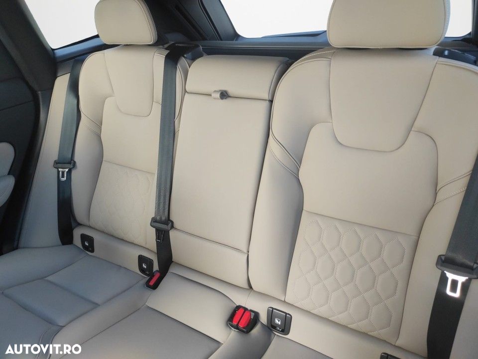 Volvo XC 60 B5 AT AWD MHEV Plus Dark - 17