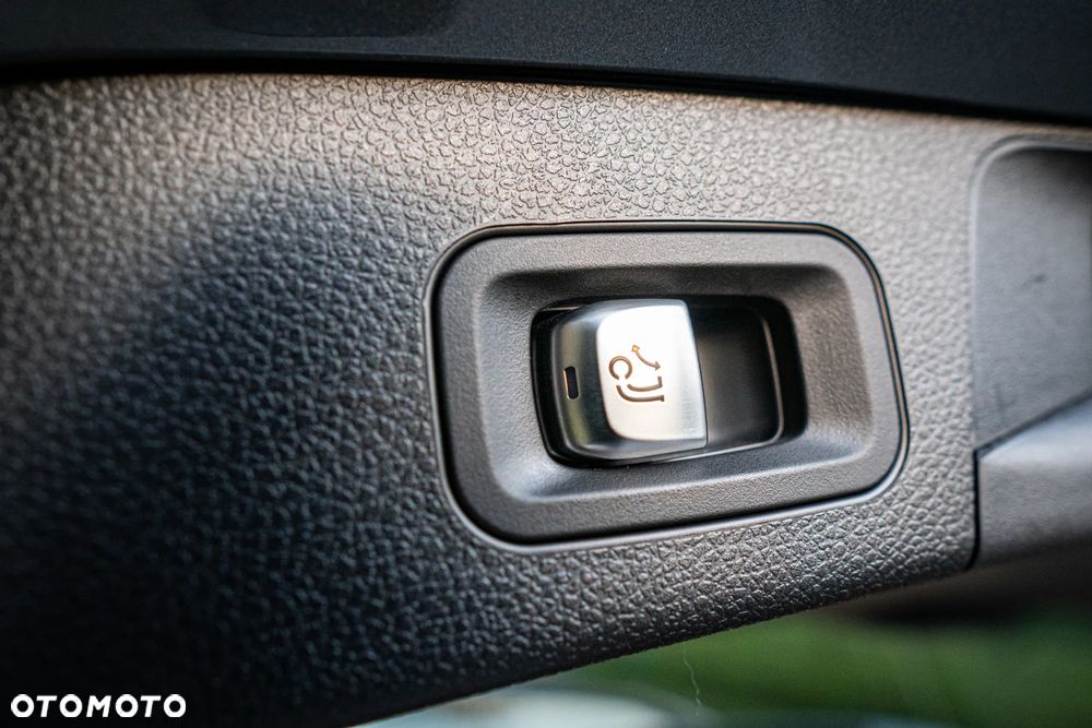 Mercedes-Benz Klasa C 200 d 9G-TRONIC - 33