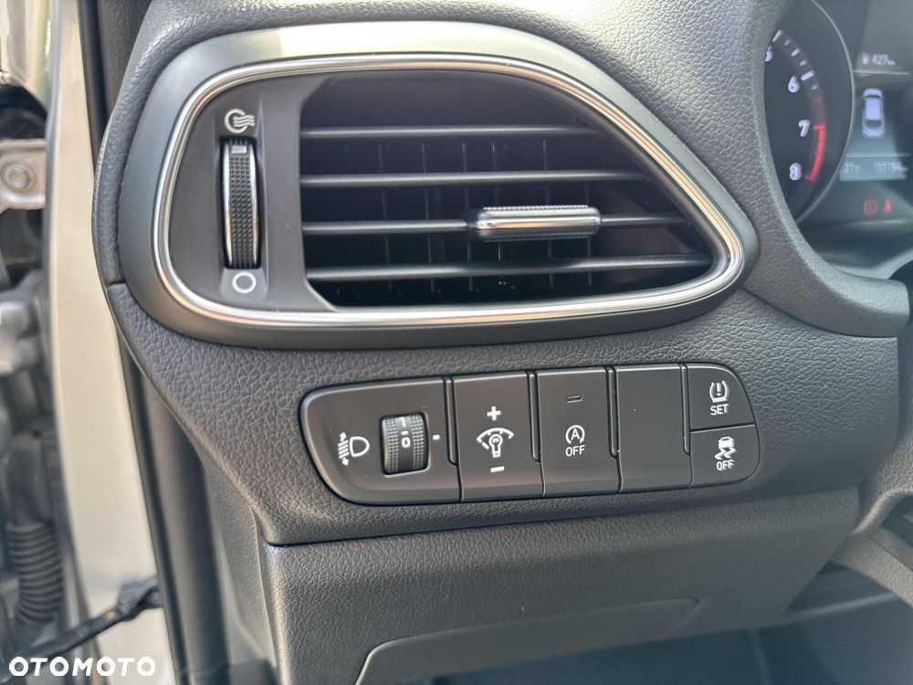 Hyundai i30 1.5 DPI Classic + - 21