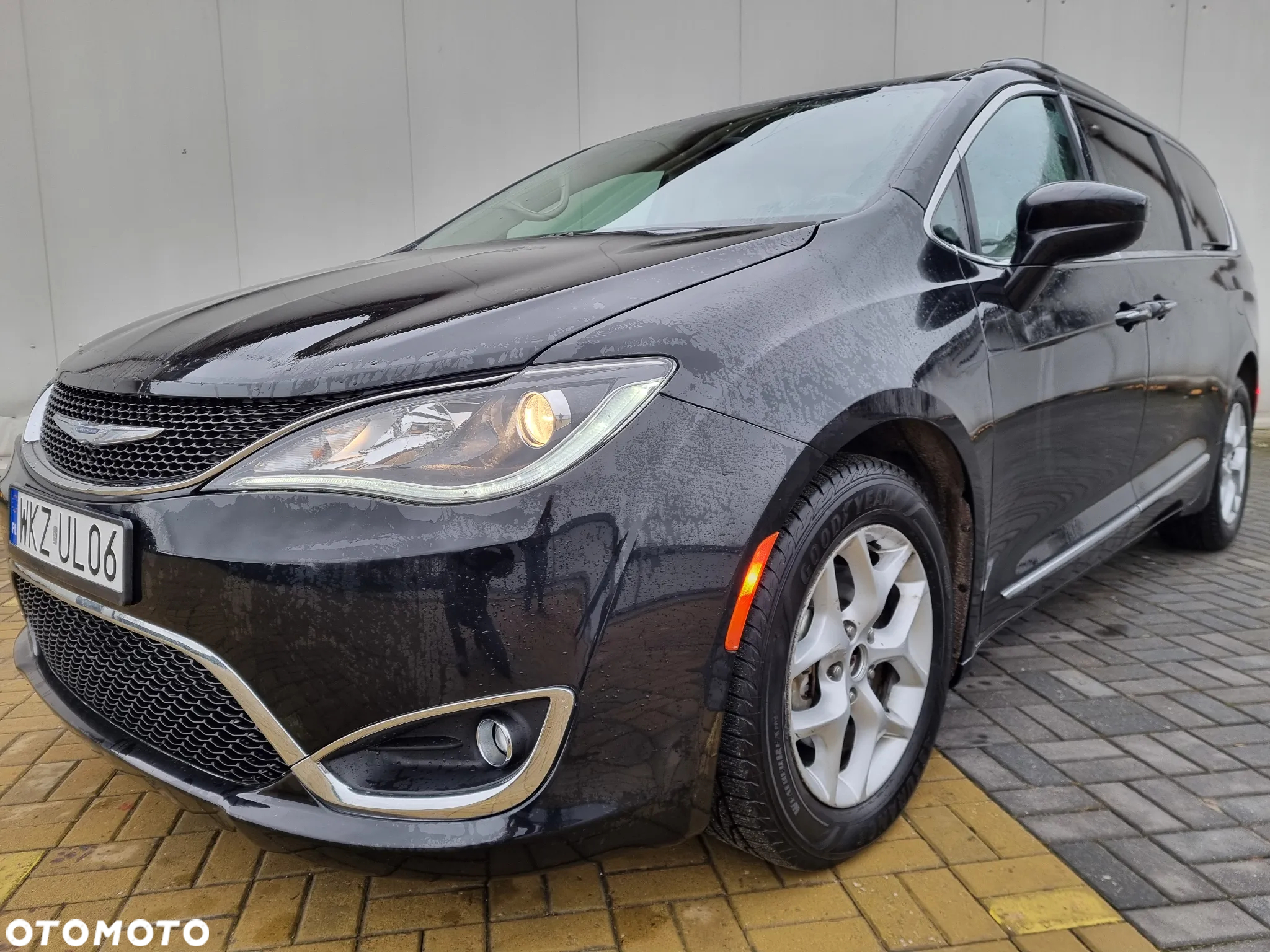 Chrysler Pacifica - 4