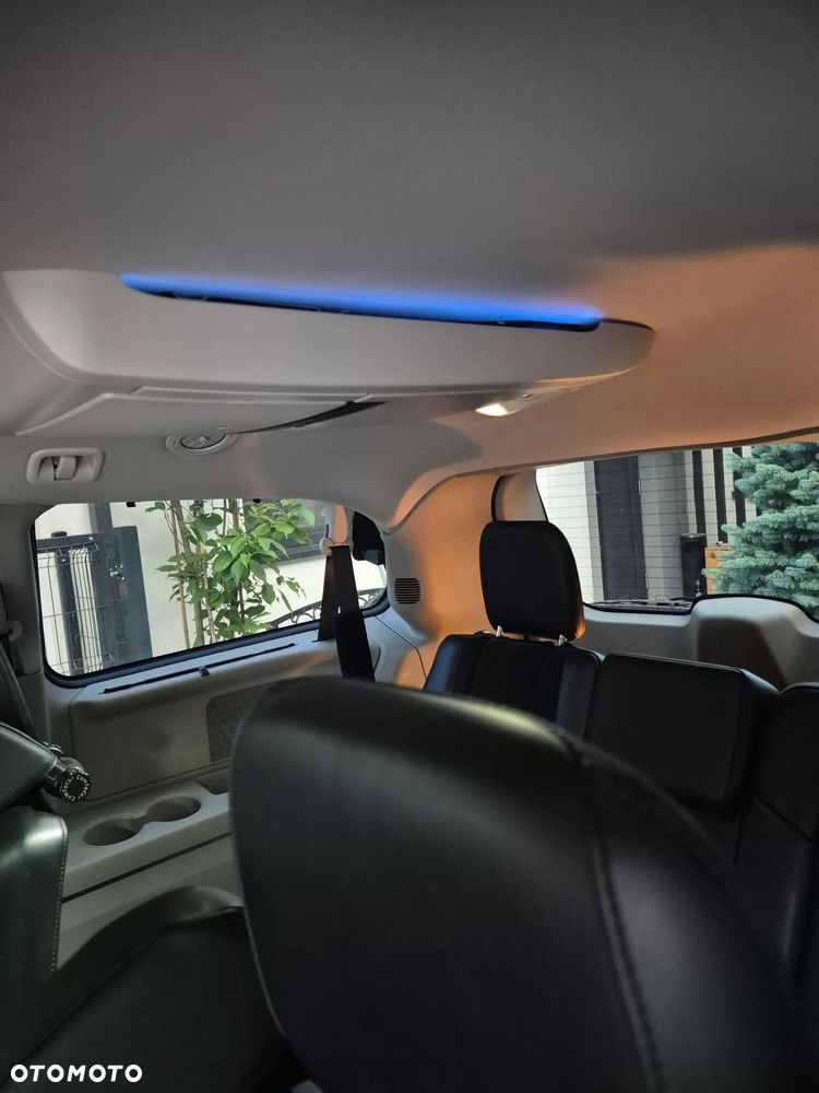 Chrysler Town & Country 3.6 Limited - 26