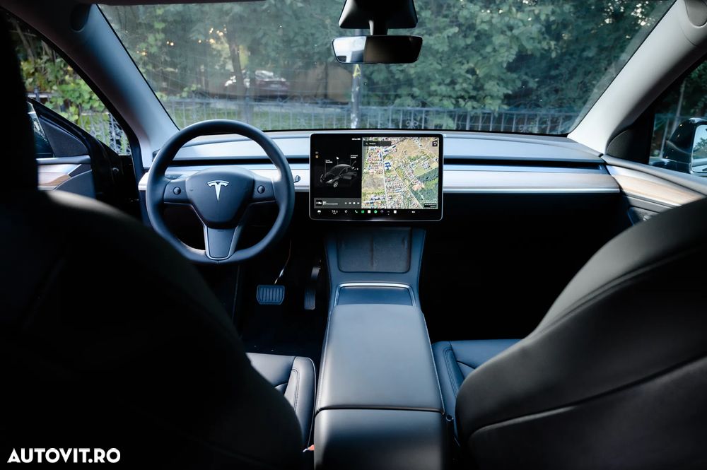 Tesla Model Y - 17