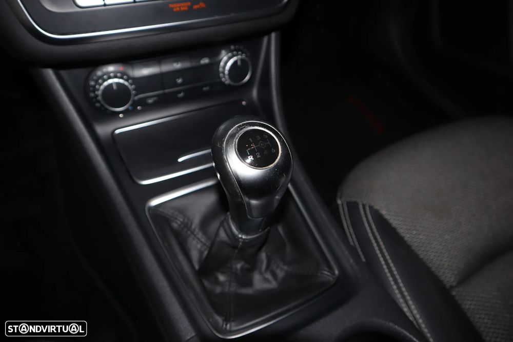 Mercedes-Benz CLA 180 d BlueEFFICIENCY Edition - 21