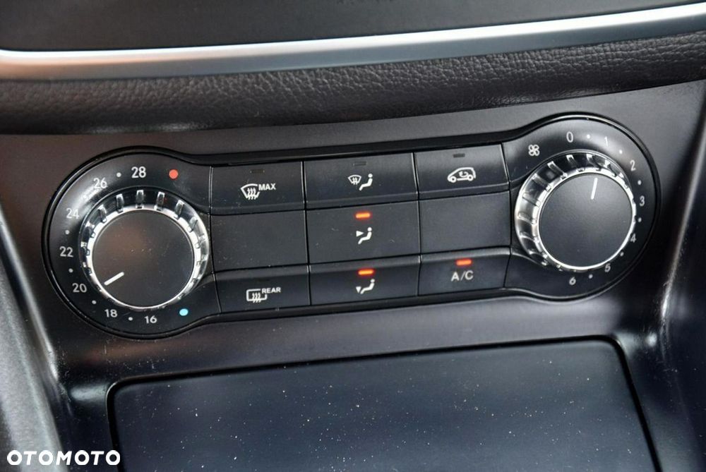 Mercedes-Benz CLA 200 7G-DCT AMG Line - 33