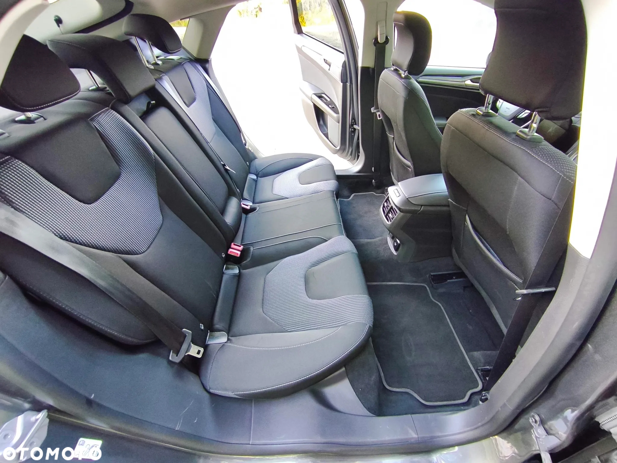 Ford Mondeo 2.0 EcoBlue Titanium - 24