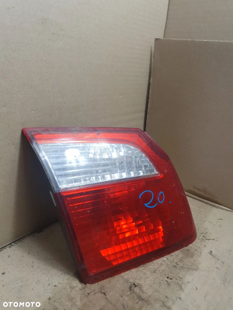 MAZDA 626 V GF LAMPA LEWA TYŁ W KLAPĘ 132-61922 - 2