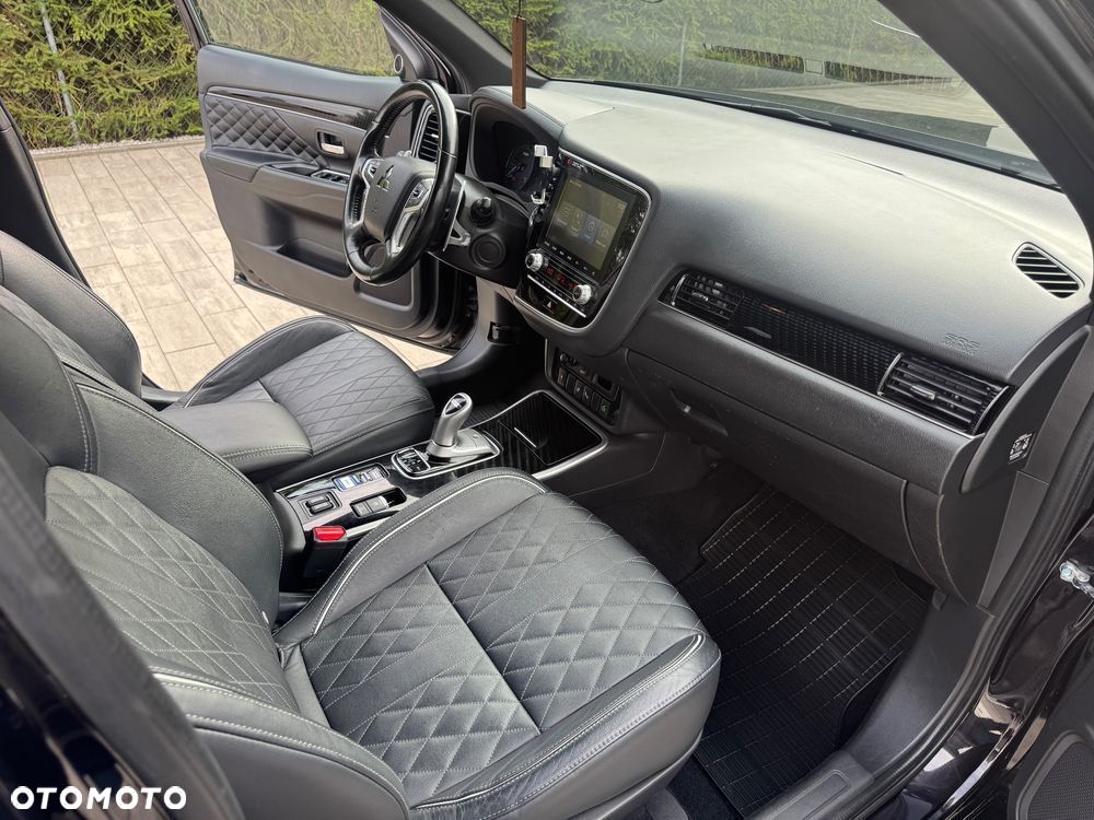 Mitsubishi Outlander 2.4 4WD Diamant+ - 26