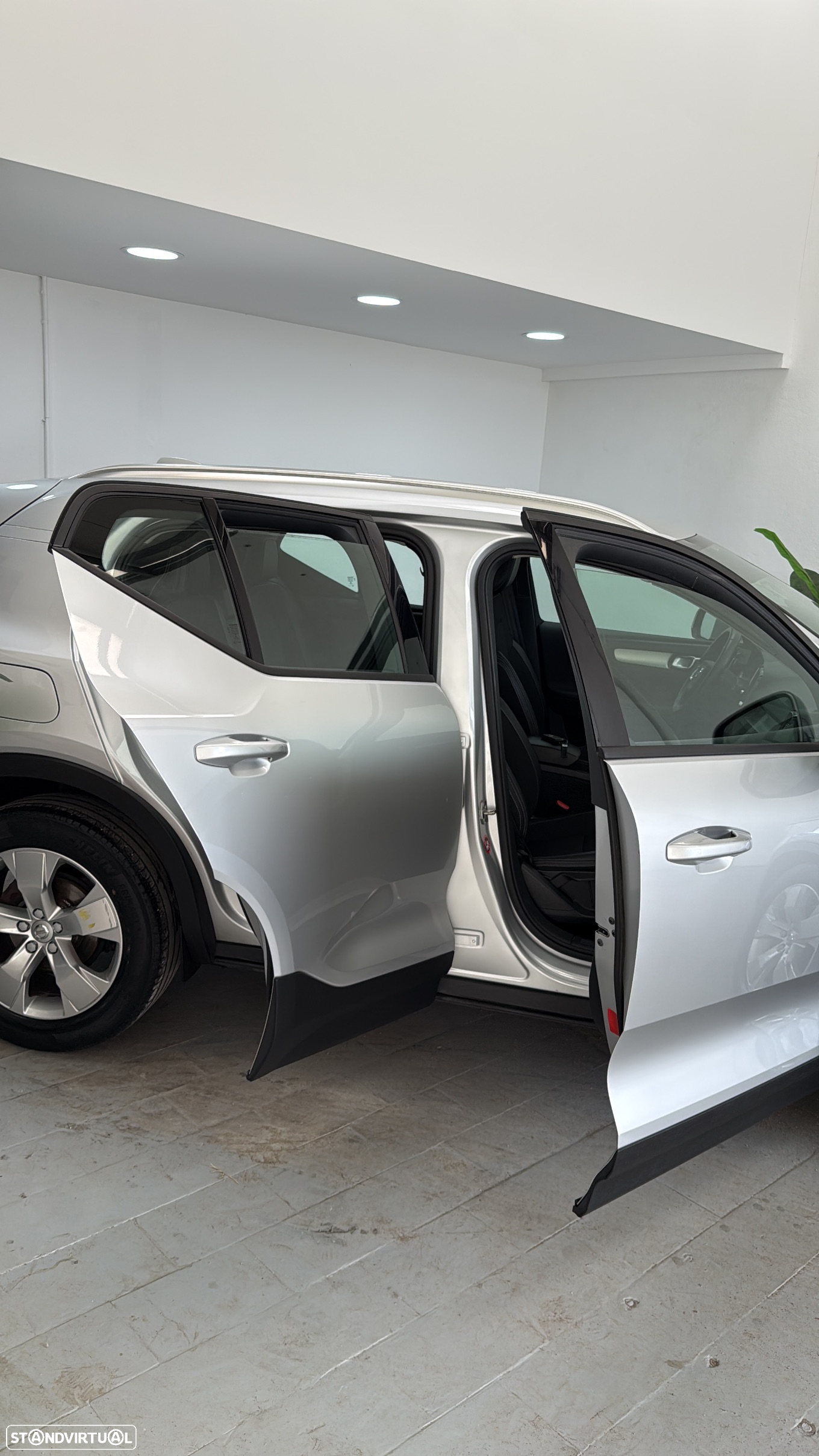 Volvo XC 40 1.5 T3 Momentum Tech Edition - 3