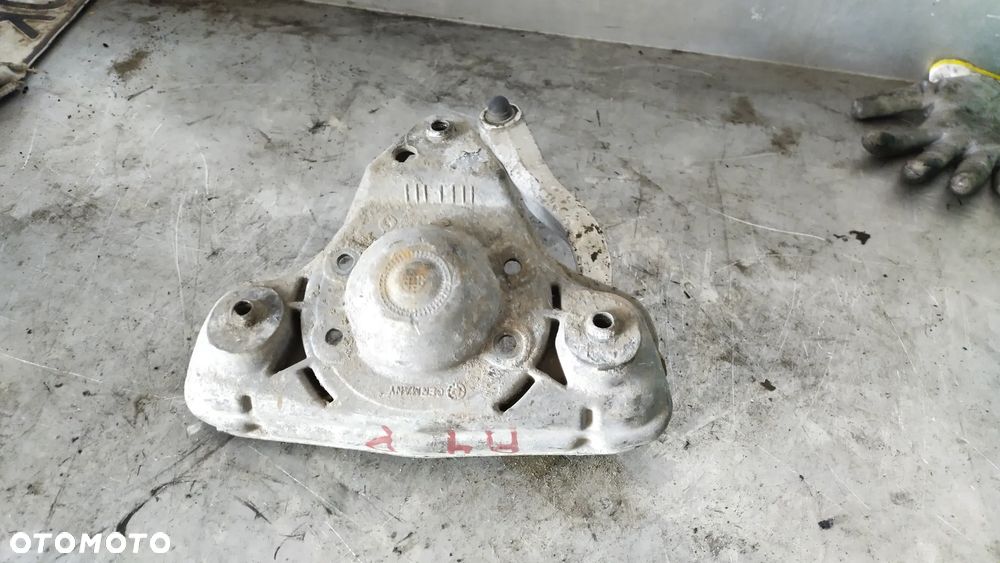 MOCOWANIE AMORTYZATORA WRAZ Z WACHACZEM  AUDI A 4 8DO412383E