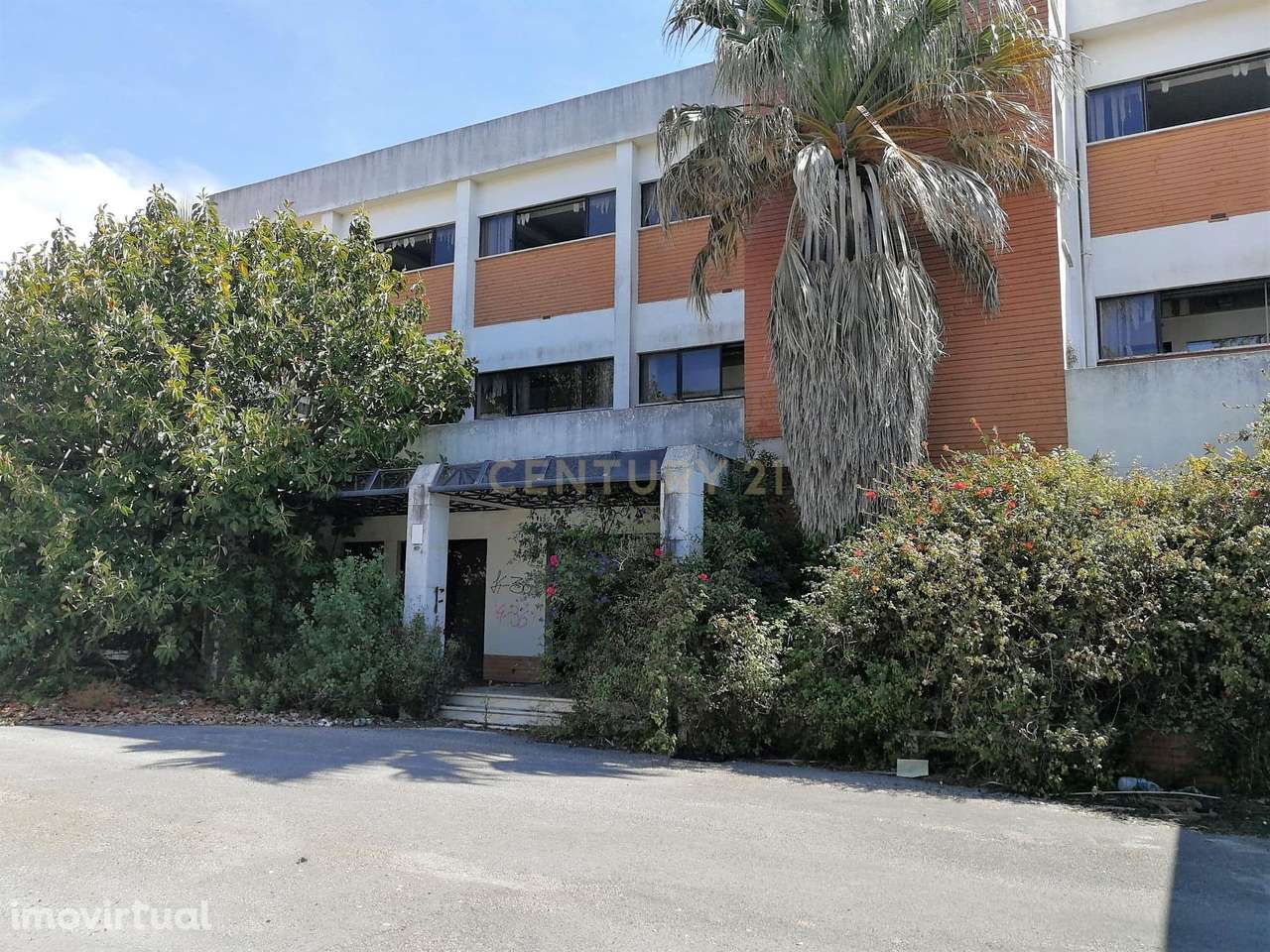 Terreno com 8.288,85 m2. - Grande imagem: 3/26