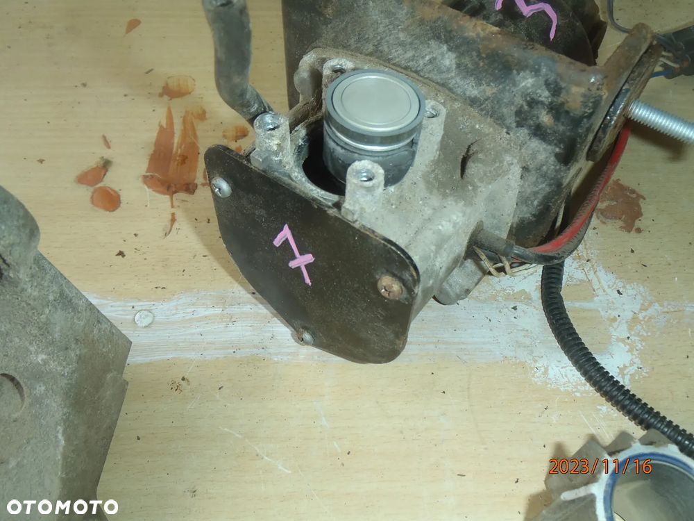 kompresor pompka zawieszenie silniczek  mocowanie tłok głowica zawór czujnik przewód wiązka kostka zbiorniczek range rover sport l320 discovery - 19