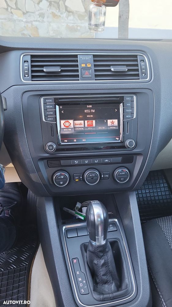 Volkswagen Jetta ver-2-0-tdi-dsg-bluemotion-technologie - 10