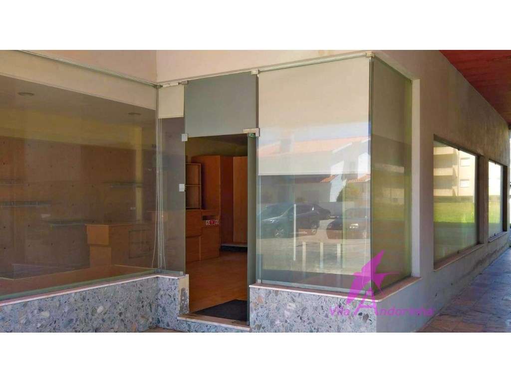 Loja para comércio a 500 metros apé da Praia da Amorosa - Grande imagem: 4/7