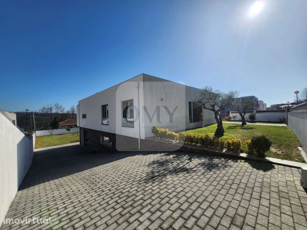 Moradia T4 Seminova de 4 Frentes com Classe Energética A+ - Grande imagem: 3/29