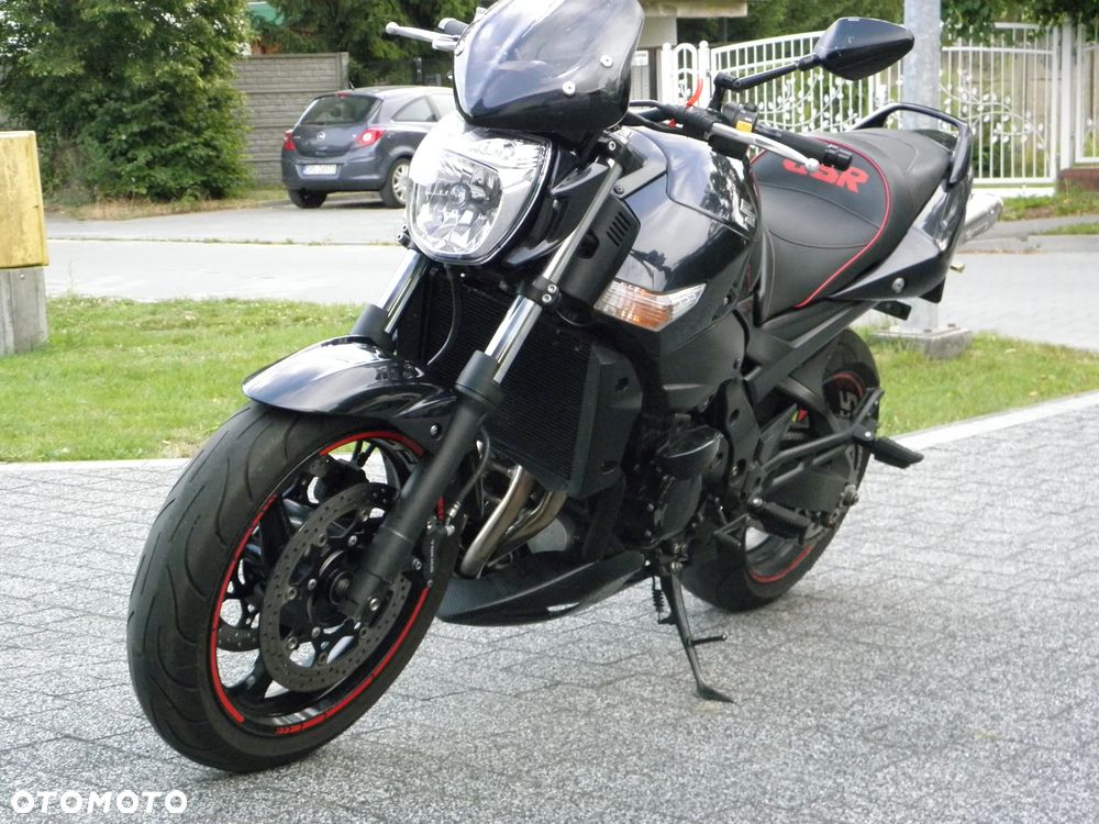 Suzuki GSR - 4