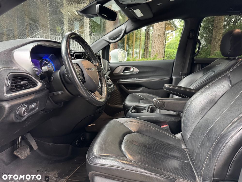 Chrysler Pacifica - 17
