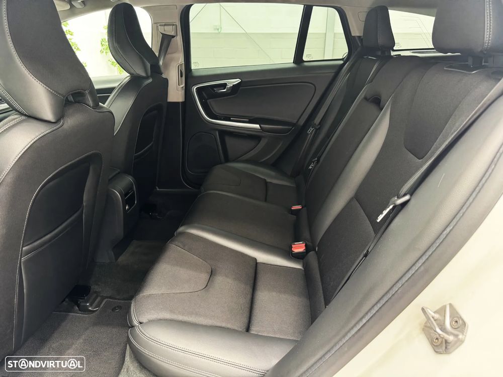 Volvo V60 2.0 D4 Momentum - 27