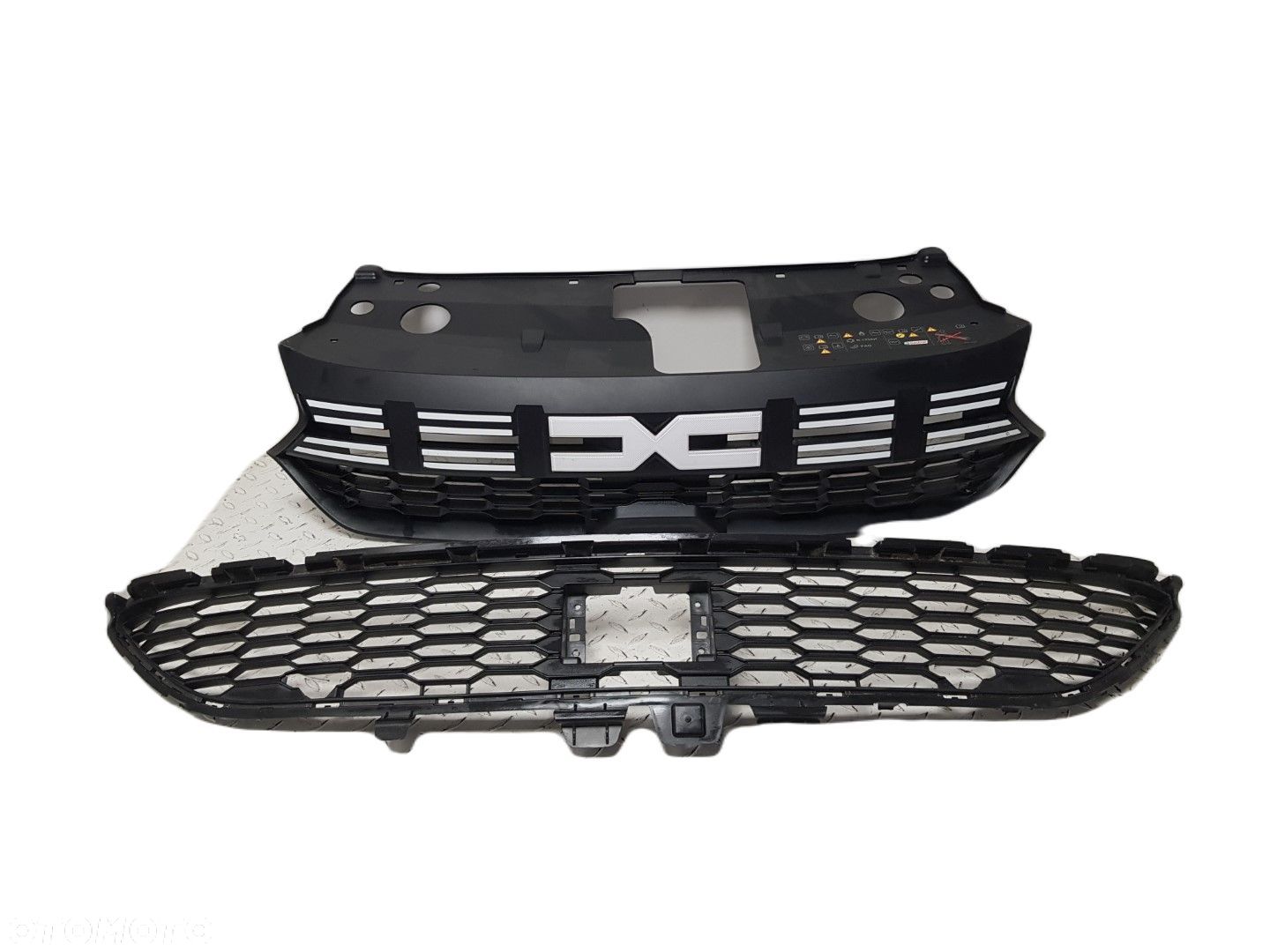 KRATKA  ATRAPA CHŁODNICY ZDERZAKA POD RADAR DACIA SANDERO  III LOGAN 3 LIFT 23-25 622543243R - 1