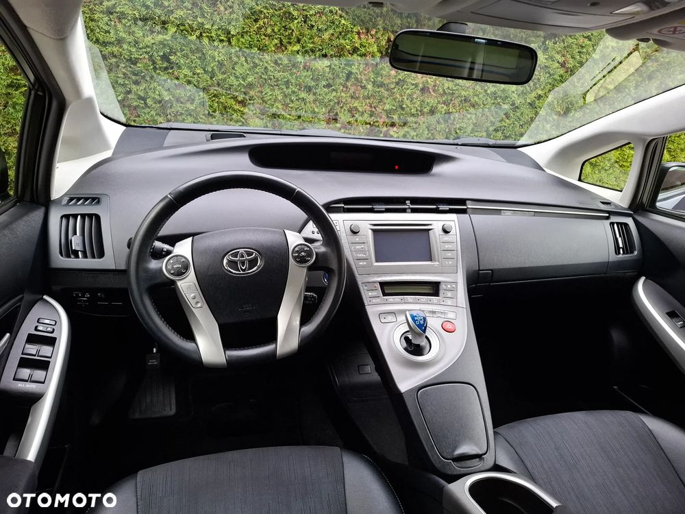 Toyota Prius (Hybrid) Executive - 16
