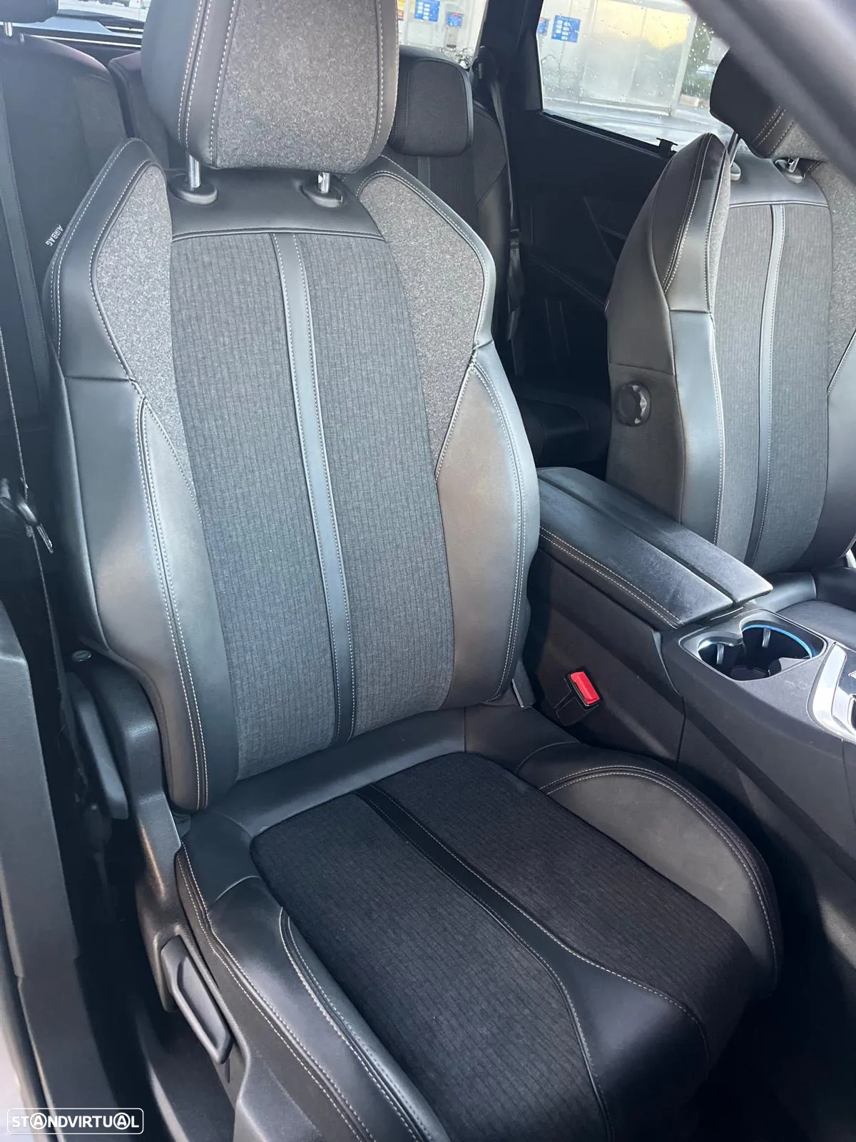 Peugeot E-5008 - 5