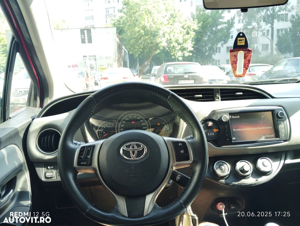 Toyota Yaris 1.3 VVT-i Sol - 1