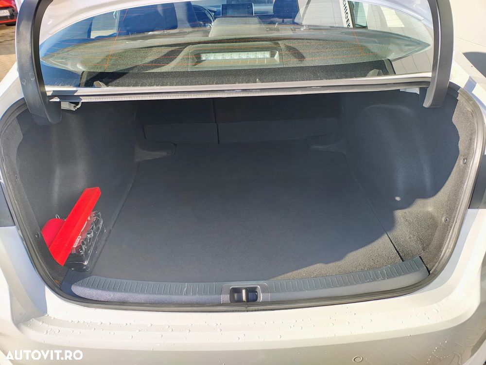 Toyota Corolla 1.8 HSD Business - 12