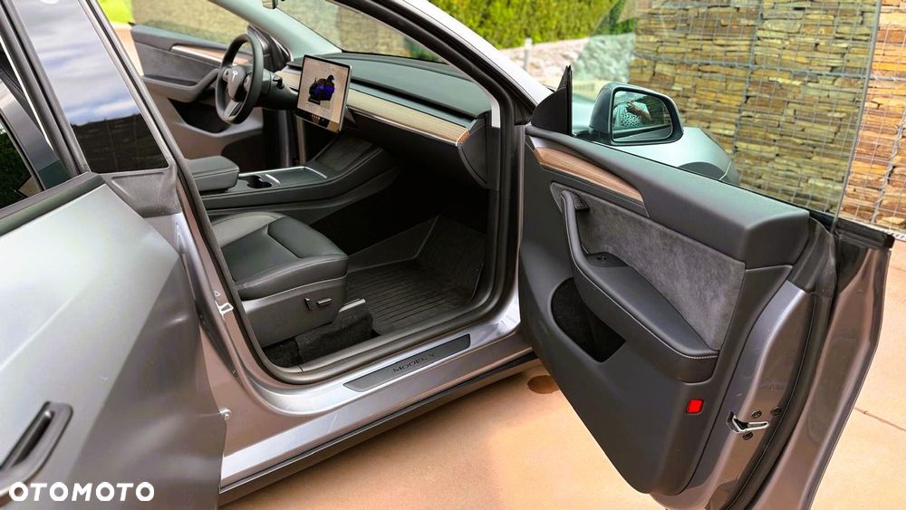 Tesla Model Y Long Range AWD - 12