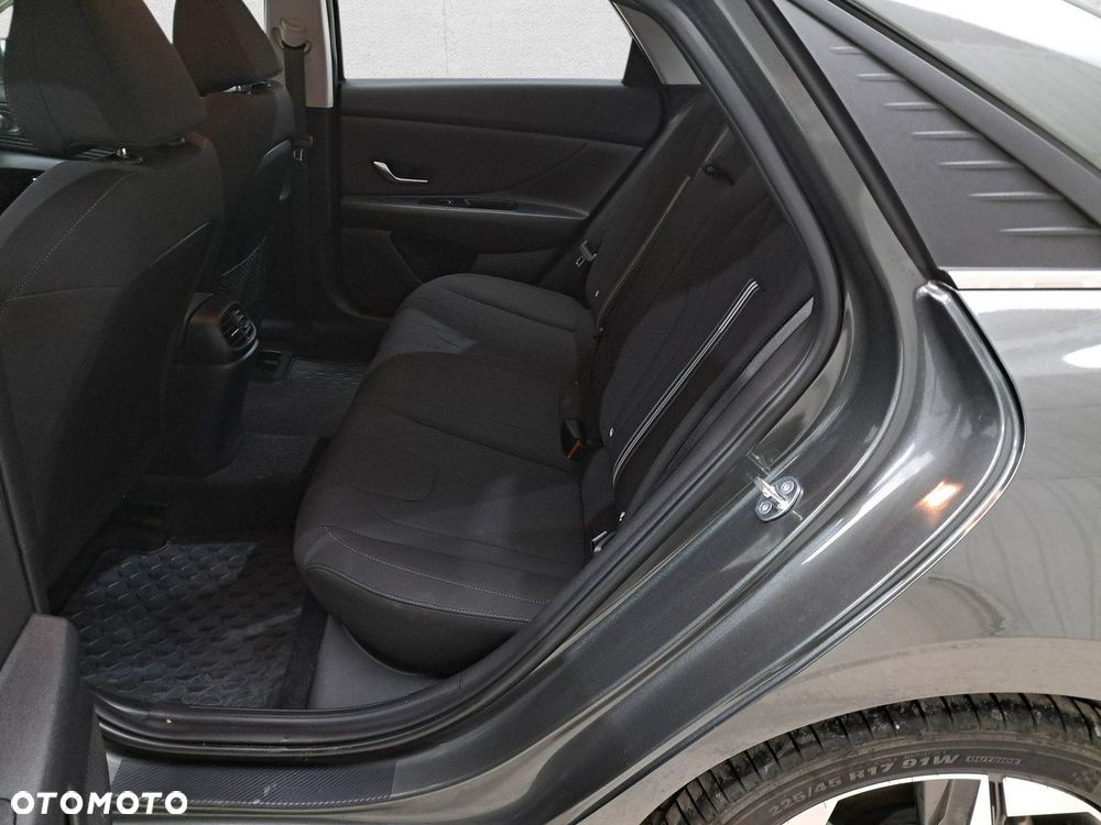 Hyundai Elantra - 12