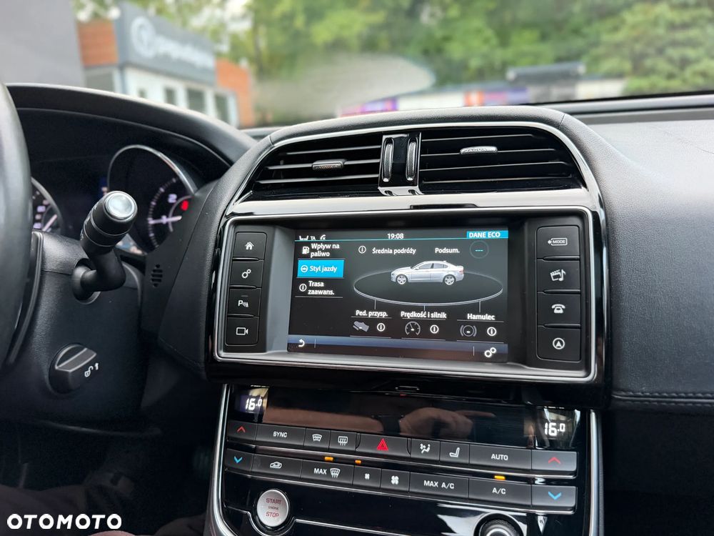 Jaguar XE 2.0 D Portfolio - 38