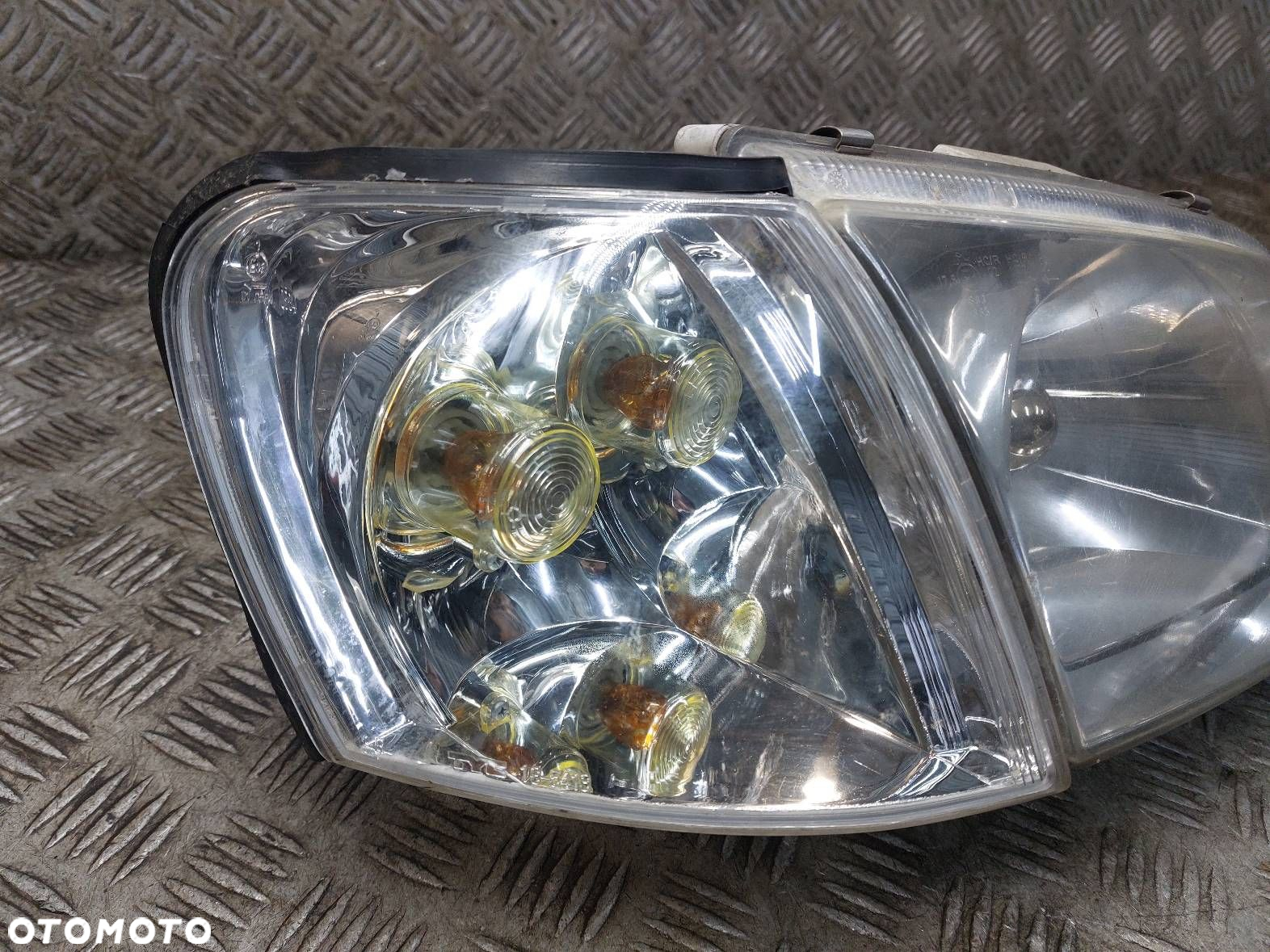 LAMPA PRAWY PRZÓD HELLA + KIERUNKOWSKAZ TYC MITSUBISHI SPACE STAR I EU - 2