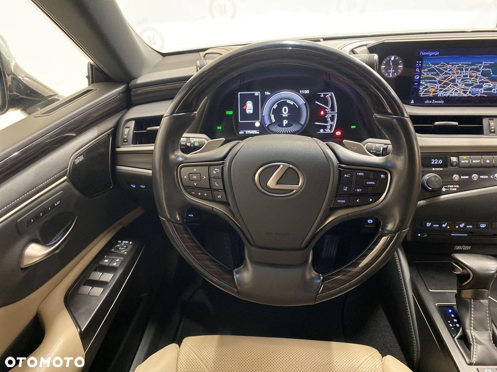 Lexus ES 300h Omotenashi - 13