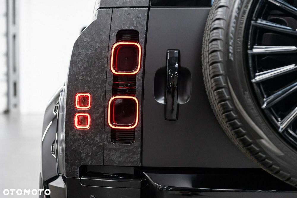 Land Rover Defender - 25