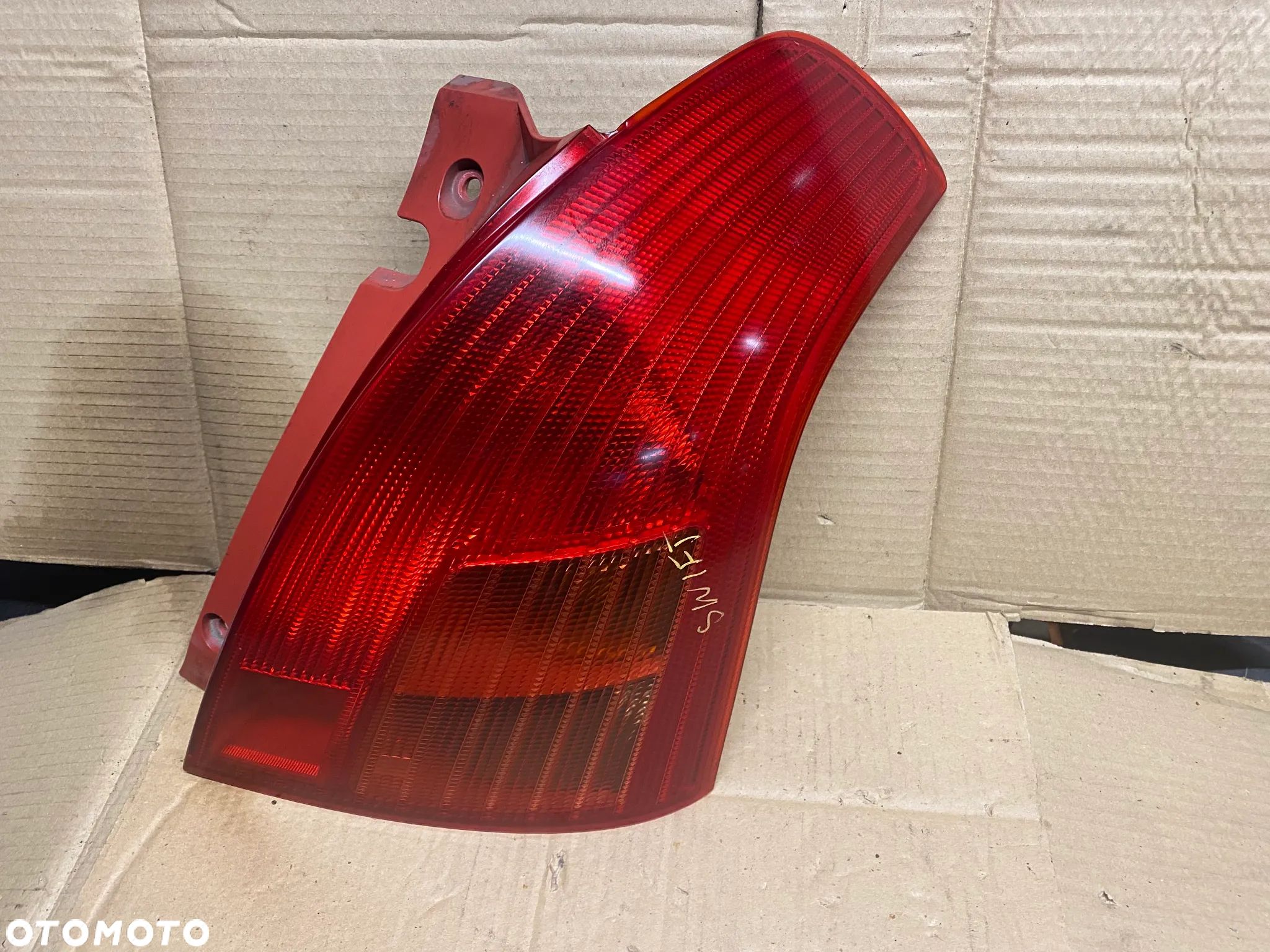 LAMPA TYLNA PRAWA SUZUKI SWIFT IV P4476R - 1